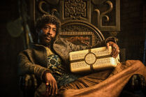 Padan Fain holds a chest containing the Horn of Valere