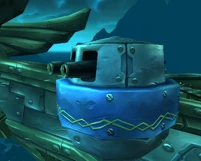 Einer der zwei großen Zwillingsgeschützturme am Bug.