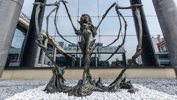 Статуя  возле офиса компании в Версале (Франция)