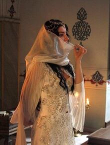 Nurbanu-Sultan-beyaz-elbise-modeli.jpg