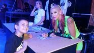 Reina Dragón firmando autógrafos