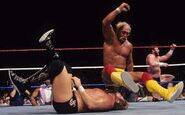 Hogan aplicando su Leg Drop