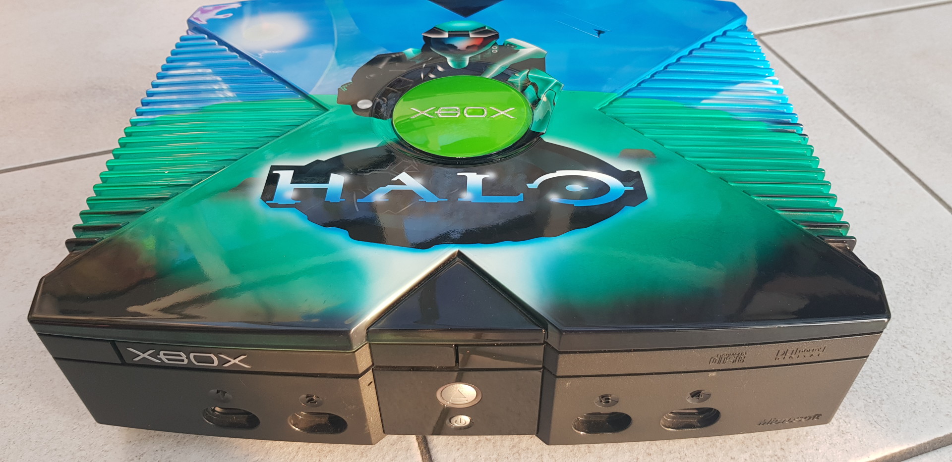 The green Halo Combat Evolved original Xbox sure does look nice next to the  clear European Halo 2 Crystal original Xbox 😊 : r/halo