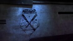 Символично потёртый логотип XCOM на корпусе
