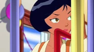 Totally Spies Season 2 Episode 7 – Green with N.V 0217.jpg (48 KB)