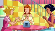Totally Spies Season 2 Episode 7 – Green with N.V 0956.jpg (84 KB)