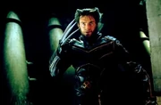 Wolverine lucha contra Dama Mortal en Lago Alkali.