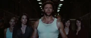 Wolverine rescata a los prisioneros mutantes, incluidos Emma y Elizabeth Braddock.