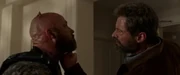 Logan mata a un soldado de Transigen mientras intenta rescatar a Laura y Xavier.