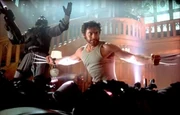 Wolverine defiende la Mansión X contra los intrusos.