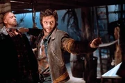 Wolverine sostiene sus garras después de ser atacado por ser un mutante.