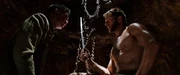 Logan sosteniendo la katana.