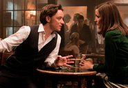 Charles conoce a Moira