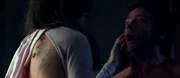 Rogue absorbiendo los poderes curativos de Logan.