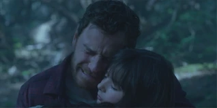 Erik avec sa fille morte dans ses bras.