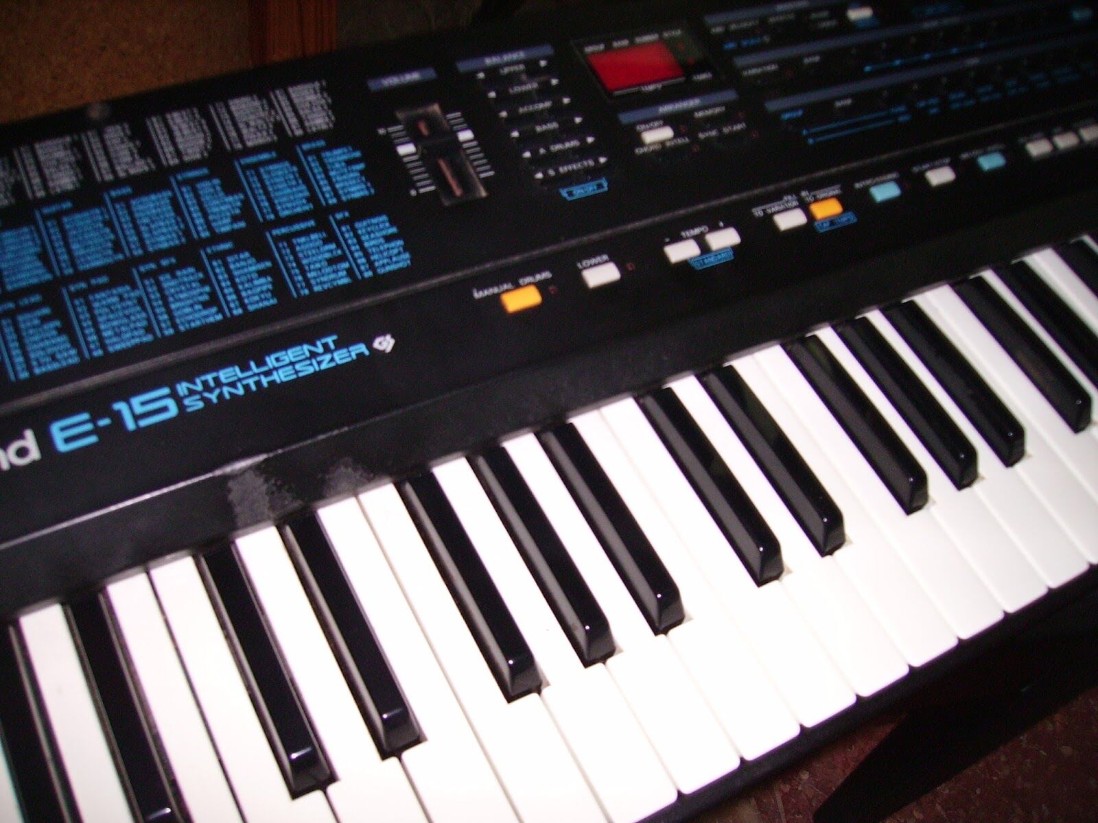 Roland e15 intelligent synthesizer outlet