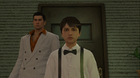 Kiryu takes young Daigo to the bar following Daigo's request.png