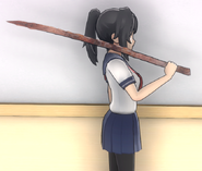 Ayano tenant le morceau de ferraille.