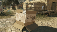 Le joueur se cache dans une boîte en carton, dans Gear Solid V: The Phantom Pain.