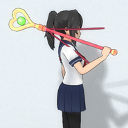 Ayano tenant le sceptre de Magical Girl.