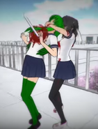 Yandere-chan zabijająca Midori kataną od tyłu.