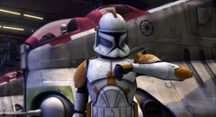 Komutan Cody, silah gemilerini Teth'e konuşlandırıyor.