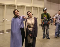 G4'ün X-Play ünlülerinden Adam Sessler ve Morgan Webb gibi ünlüler tüm kostümleriyle katıldılar.