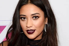 Shay Mitchell - Das Rich-Girl-Drama steht ihr gut! Schauspielerin Shay Mitchell hat man über Jahre hinweg in Pretty Little Liars als Emily Fields gesehen. Der perfekte Rollen-Auftakt für die Figur der Peach in You: Auch hier spielen Lügen und große Geheimnisse eine tragende Rolle.