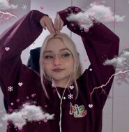 Niki showing love to fans