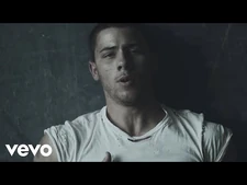 Nick_Jonas_-_Chains