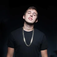 Christopher Comstock as Dotcom.