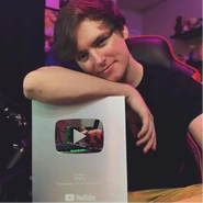 GrizzlySilver.png (1.18 MB) Grizzly's silver play button