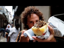 Probando_comida_callejera_en_TANZANIA_🇹🇿🐟