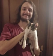 Monkeysimon e Atena.png (1 000 KB) Simone con il gatto Atena