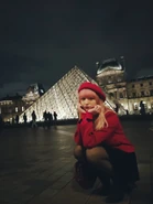 Keekihime in front of the Louvre