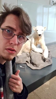 Selfie von myFLASHware im Museum mit dem ausgestopften Eisbären „Knut“