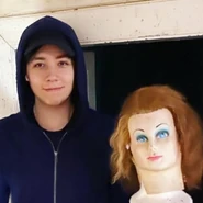 Quackityandtaylorswift.jpeg (166 KB) Alex with a mannequin head that he claims to be Taylor Swift