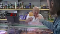 Il signor Maggi consegna il memorabile "panino al salame" a Zeb nel video Lo schifo di Fortnite - (RIP Unreal).