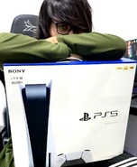 Danikyo con su PS5.