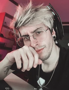 Robleis en Andorra con luces led de color rojo.