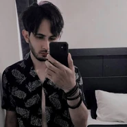 Dani con una camisa de piñas.