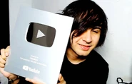 Danikyo con la placa de 100.000 de su canal principal.