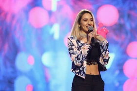 Kika Nieto en los MTV Miaw 2017, junto a su premio en la categoría La Cara más Fresca.