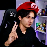 Danikyo con una gorra de Mario.