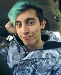 Foto de 2017 de Robleis sonriente en un automóvil.