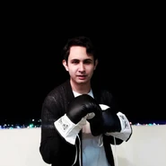 Danikyo con guantes de boxeo.