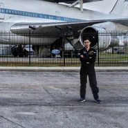 Danikyo con traje de piloto delante de un avion.