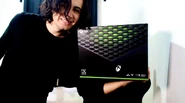 Danikyo mostrando su Xbox Series X.