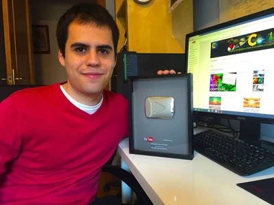 Martí con el botón de plata de Yotube por alcanzar los 100,000 subs