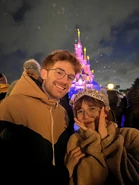 AnsiChan junto a Shadoune666 en París DisneyLand denuevo.